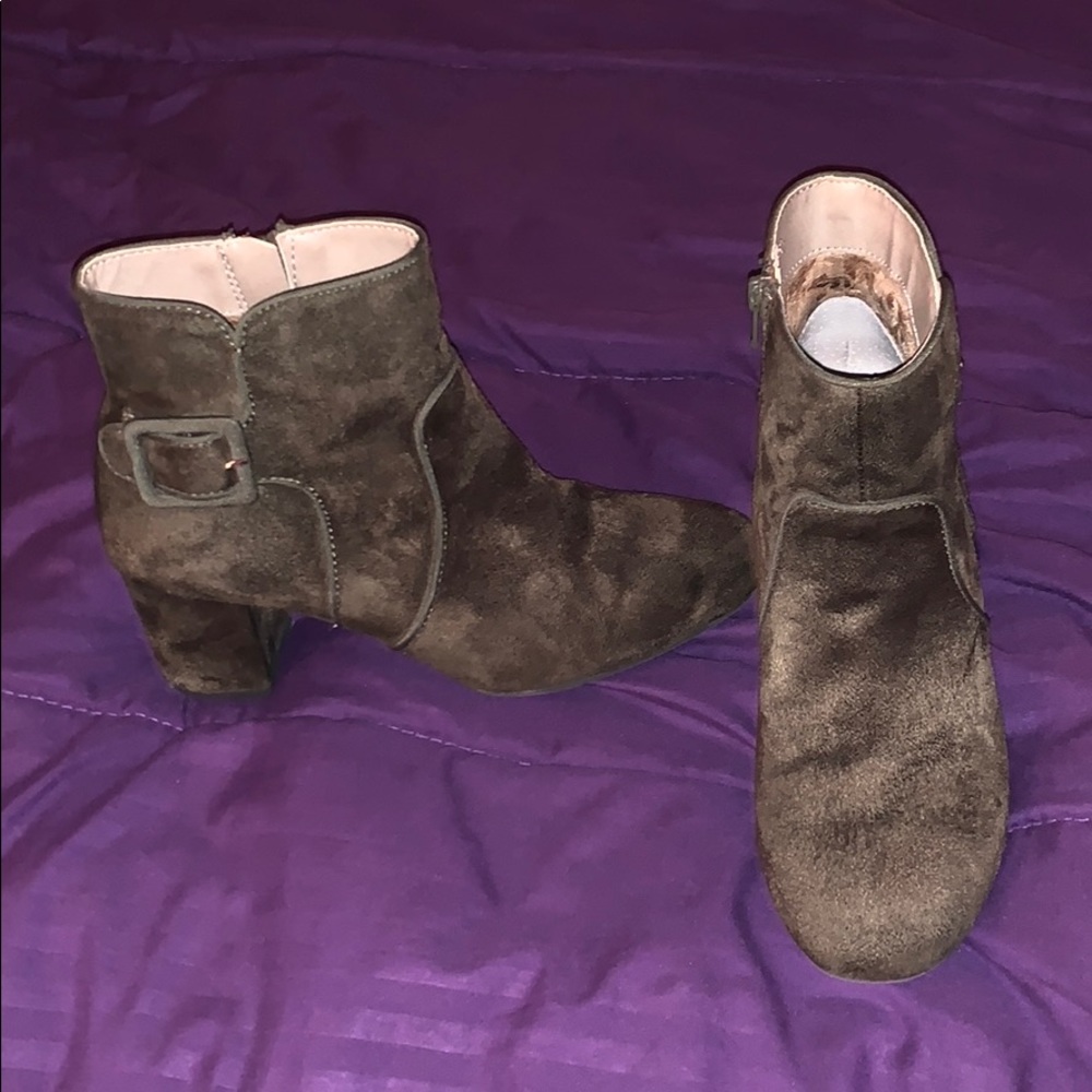 (SOLD) White Mountain Booties